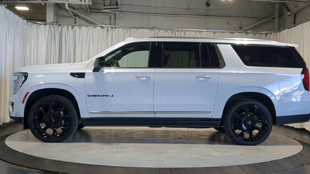 Used 2026 GMC Yukon XL Denali w/ Denali Reserve Package AWD/4WD image 6