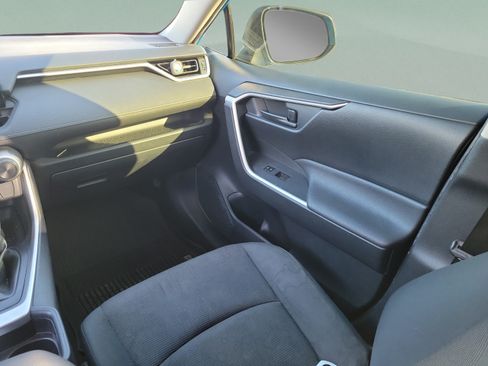 Used 2019 Toyota RAV4 LE FWD image 10