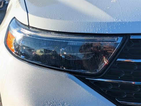 Used 2022 Ford Explorer XLT image 8