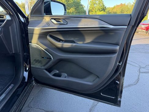 Used 2023 Jeep Grand Cherokee Overland w/ Advanced Protech Group III image 20