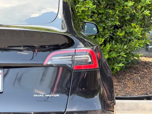 Used 2021 Tesla Model Y Long Range AWD/4WD image 16