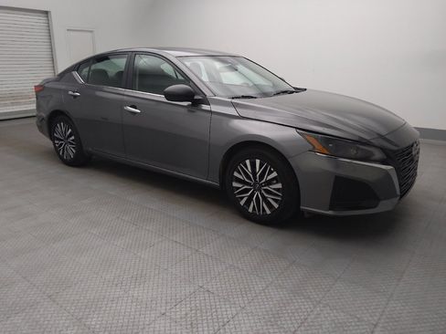 Used 2025 Nissan Altima 2.5 SV FWD image 11