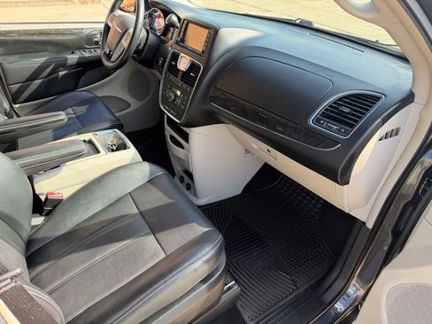 Used 2016 Chrysler Town & Country Touring w/ Driver Convenience Group FWD image 17