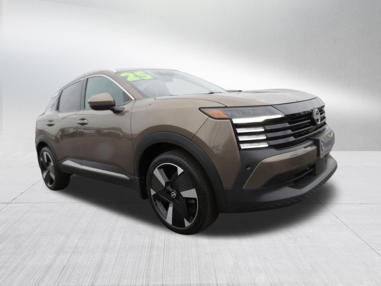 Used 2025 Nissan Kicks SR AWD/4WD image 2