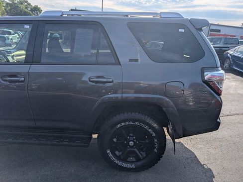 Used 2018 Toyota 4Runner SR5 AWD/4WD image 4