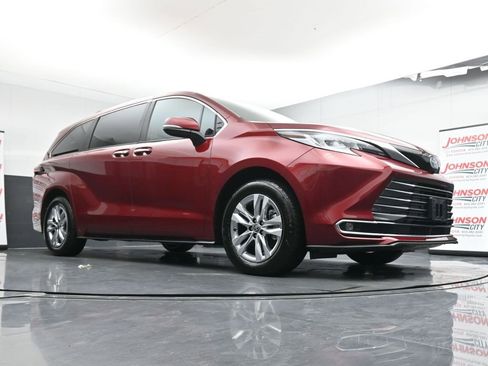Used 2025 Toyota Sienna Limited image 36