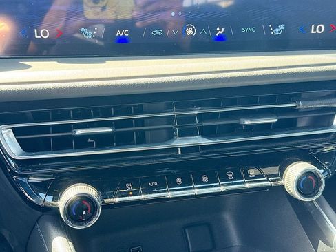 Used 2024 Chevrolet Traverse LT w/ Midnight/Sport Edition image 18