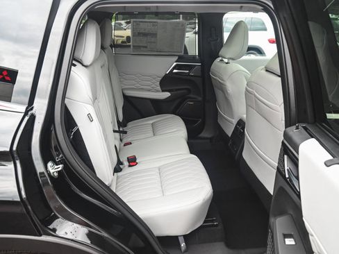 New 2025 Mitsubishi Outlander image 28