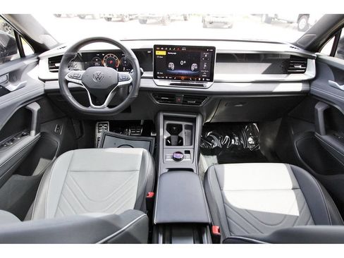 Used 2025 Volkswagen Tiguan SE R-Line AWD/4WD image 7