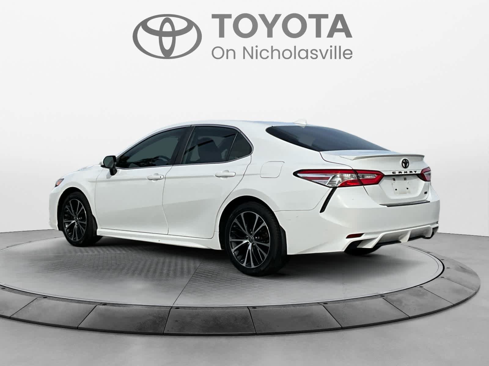 Used 2020 Toyota Camry SE FWD image 3