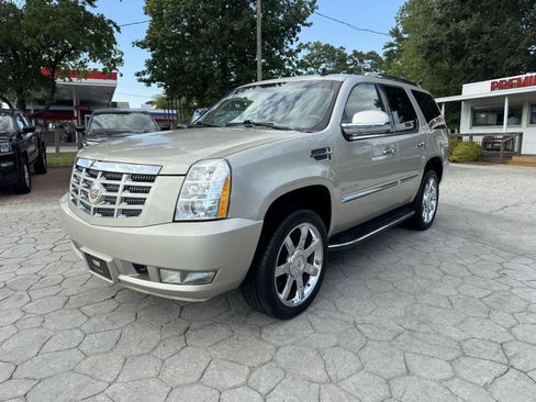 Used 2013 Cadillac Escalade Luxury RWD image 10