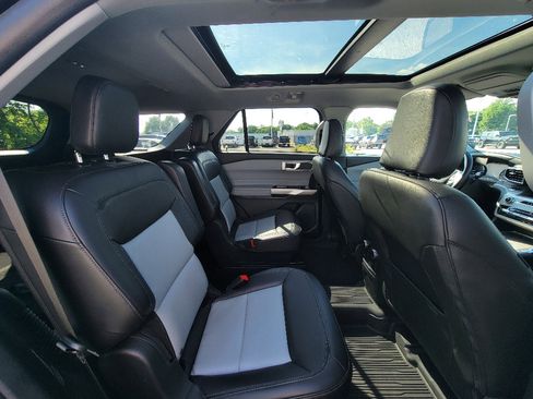 Used 2023 Ford Explorer XLT w/ Equipment Group 202A AWD/4WD image 34