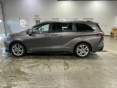 Used 2021 Toyota Sienna Platinum image 14