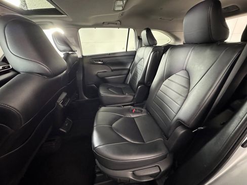 Used 2024 Toyota Highlander LE image 17