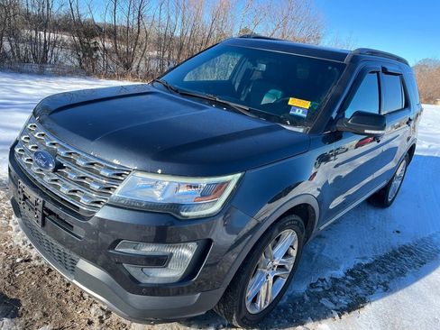 Used 2017 Ford Explorer XLT w/ Equipment Group 202A image 3