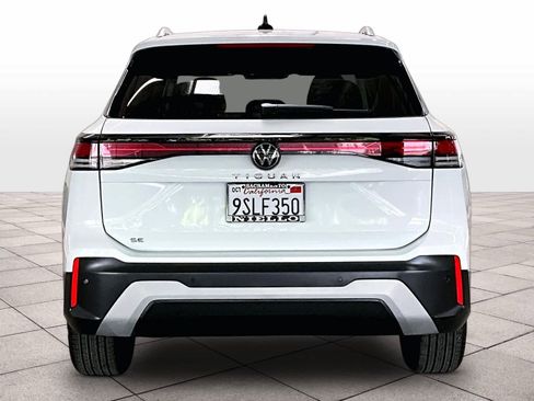 Certified 2025 Volkswagen Tiguan SE FWD image 7