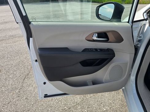 Used 2024 Chrysler Voyager LX FWD image 10