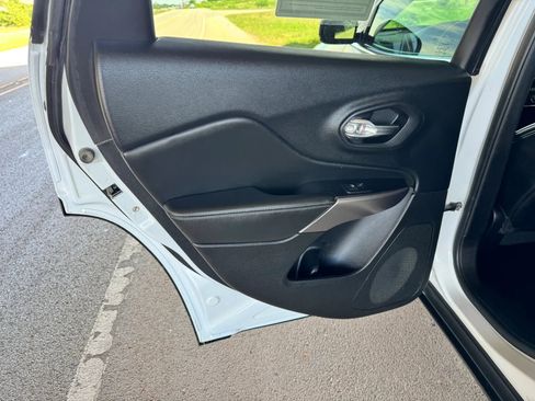 Used 2019 Jeep Cherokee Latitude Plus FWD image 18