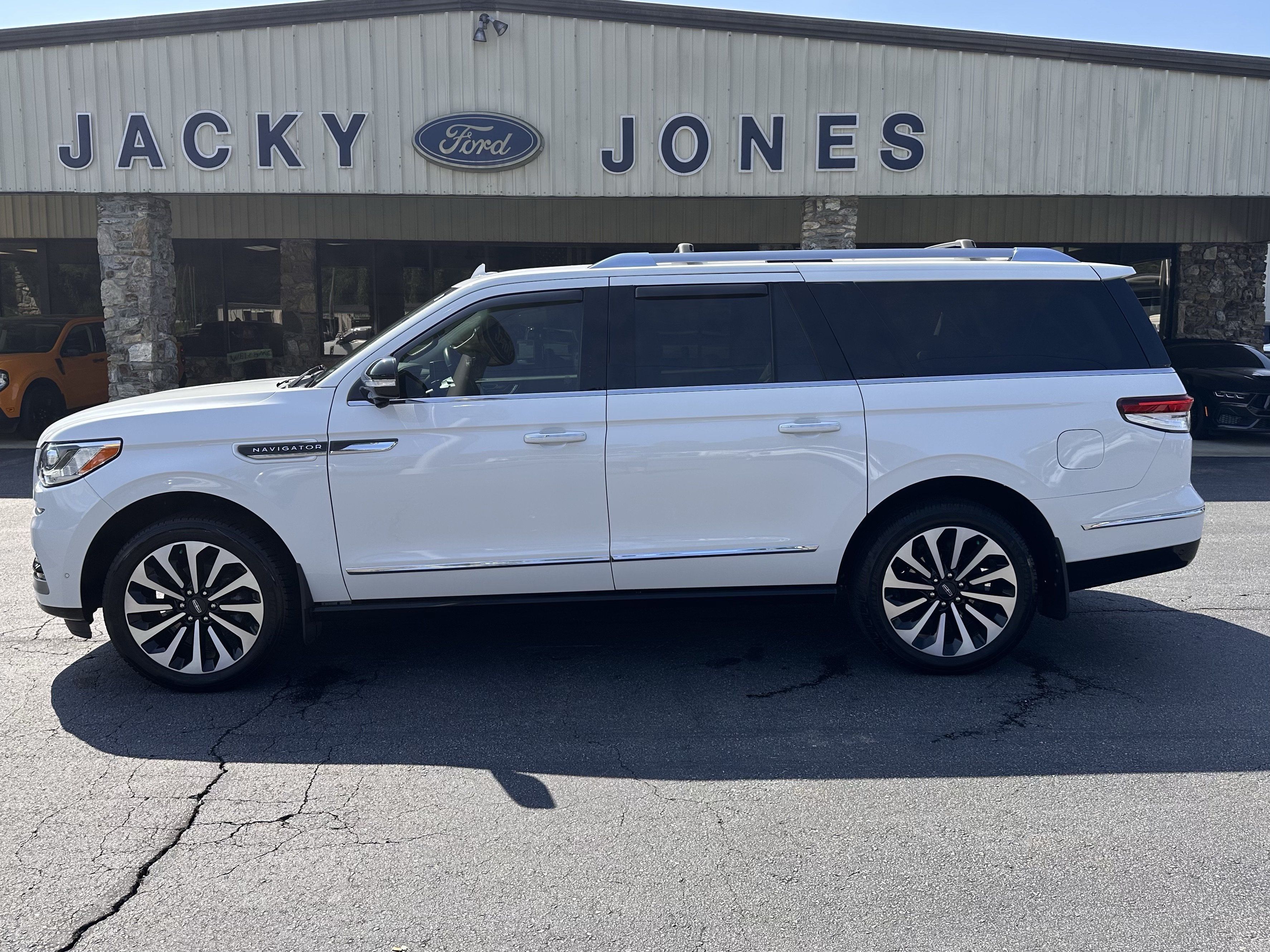 Used 2024 Lincoln Navigator L Reserve AWD/4WD image 1