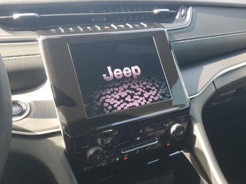 New 2025 Jeep Grand Cherokee Altitude image 16