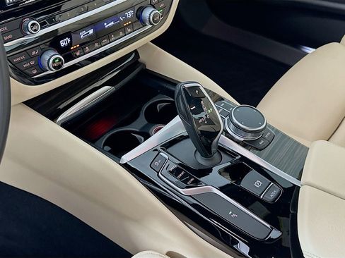 Used 2020 BMW 530i w/ Lighting Package image 17