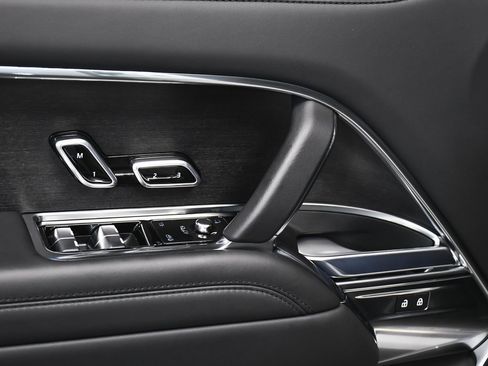 Used 2025 Land Rover Range Rover SE image 21