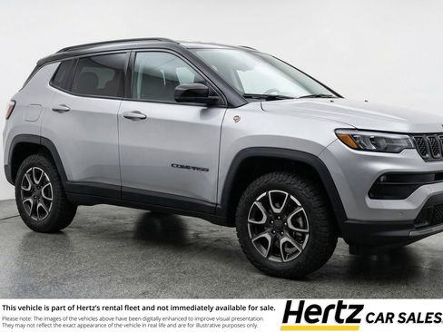 Used 2025 Jeep Compass Trailhawk image 1