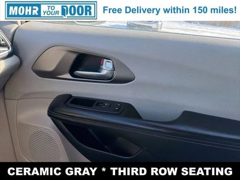 Used 2021 Chrysler Pacifica Touring-L image 24