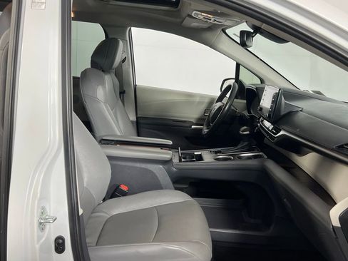 Used 2023 Toyota Sienna XLE image 32