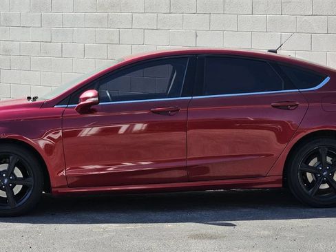 Used 2016 Ford Fusion SE FWD image 2
