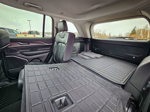 Used 2023 Jeep Grand Cherokee Limited w/ Black Appearance Package image 37