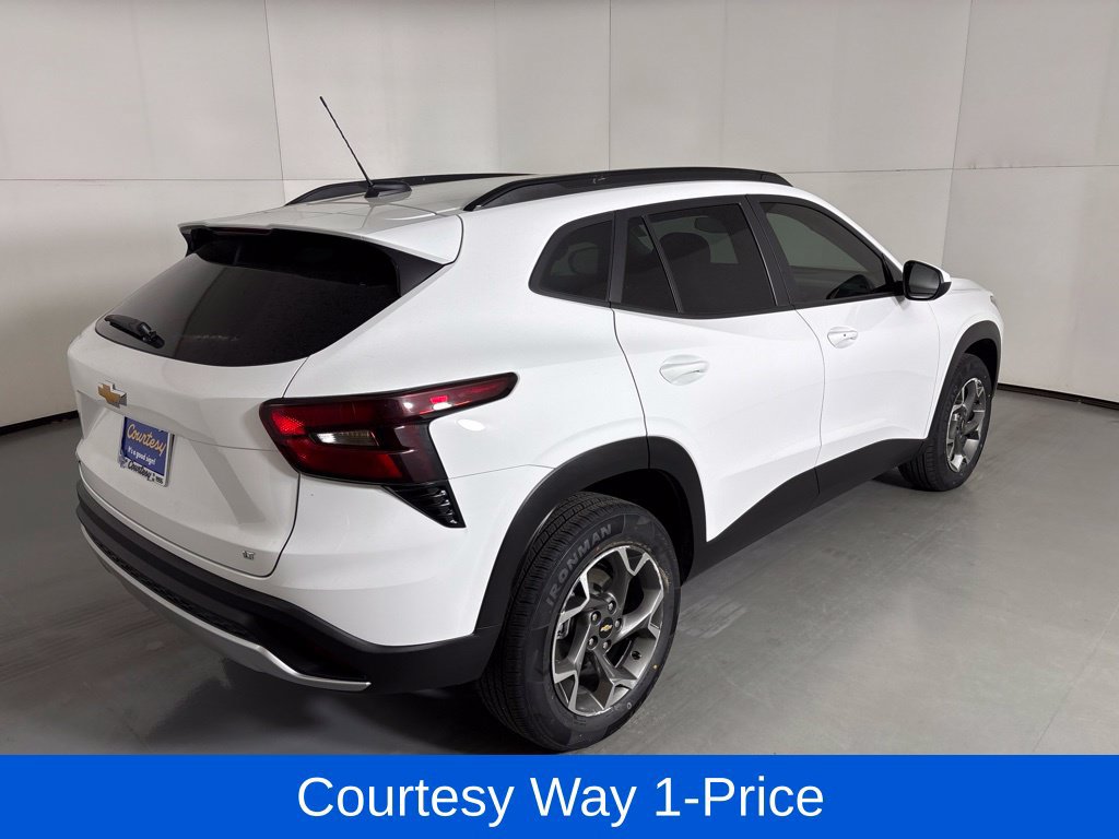 Used 2025 Chevrolet Trax LT w/ LT Convenience Package FWD image 11