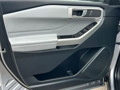 Certified 2022 Ford Explorer XLT w/ Equipment Group 202A image 18