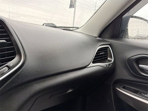 Used 2019 Jeep Cherokee Latitude w/ Popular Appearance Group image 23