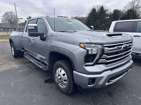 Used 2024 Chevrolet Silverado 3500 High Country image 2