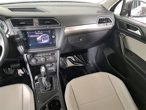 Used 2021 Volkswagen Tiguan SE w/ Panoramic Sunroof Package image 18
