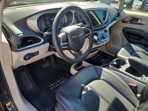 Used 2023 Chrysler Pacifica Touring-L FWD image 20