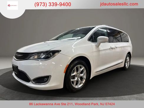 Used 2017 Chrysler Pacifica Touring-L w/ Tire & Wheel Group FWD image 1