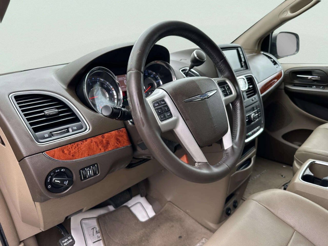 Used 2014 Chrysler Town & Country Touring FWD image 12