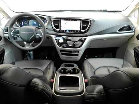 Used 2024 Chrysler Pacifica Limited FWD image 3