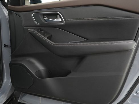 Used 2022 Nissan Rogue Platinum image 9