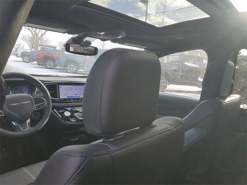 New 2025 Chrysler Pacifica Select image 11