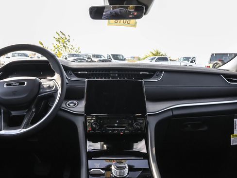 New 2025 Jeep Grand Cherokee Limited image 15