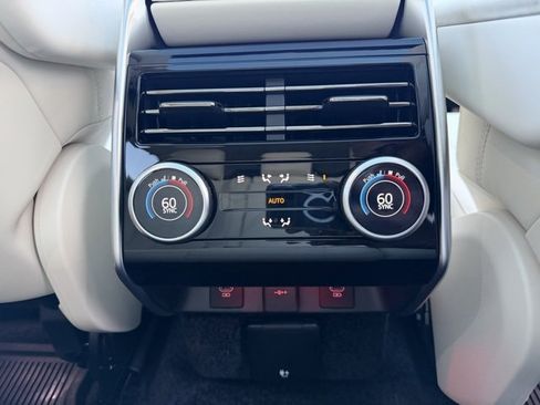 Used 2025 Land Rover Range Rover SE image 24