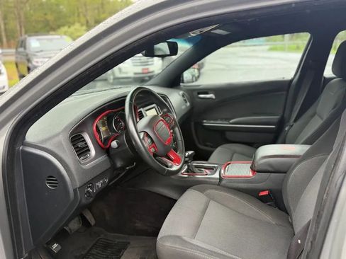 Used 2017 Dodge Charger SE RWD image 10