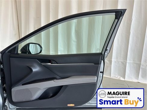 Used 2021 Toyota Camry XLE w/ Navigation Upgrade Package image 18