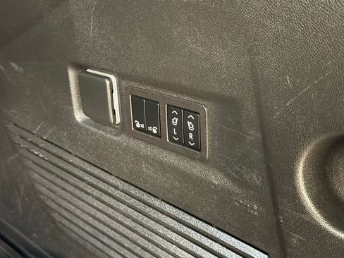 Used 2023 GMC Yukon XL SLT w/ SLT Luxury Package image 40