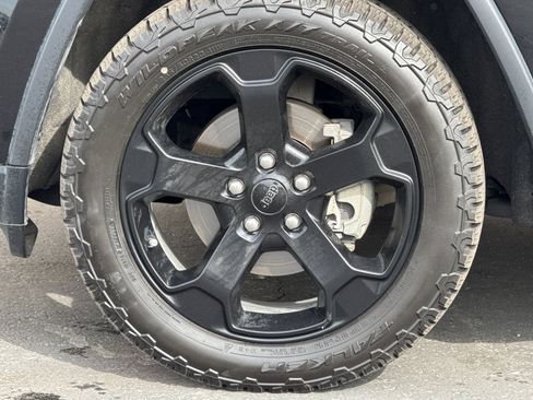 Used 2019 Jeep Grand Cherokee Laredo AWD/4WD image 26