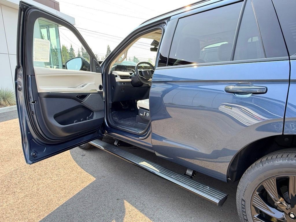 New 2027 Lincoln Navigator Reserve w/ Jet Appearance Package AWD/4WD image 38