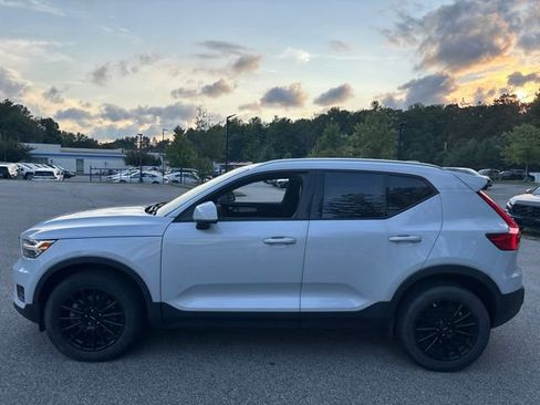 Used 2022 Volvo XC40 T5 Momentum AWD/4WD image 3